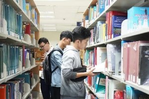 Tân sinh viên Trường ĐH Bách khoa, ĐH Đà Nẵng tham gia Library Tour tại Trung tâm học liệu của nhà trường.