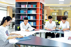 Chuyển đổi số trong GD đại học đòi hỏi sinh viên phải chủ động nhập cuộc và sáng tạo trong việc tự nghiên cứu. Ảnh minh họa