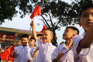 Học sinh trường Trường Tiểu học Thị trấn Thắng, huyện Hiệp Hòa (Bắc Giang) bước vào năm học mới. Ảnh: Hải Minh