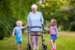 Trẻ cần cư xử lịch thiệp với người lớn tuổi bất kể khi nào. Ảnh minh họa.