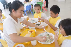 Với HS bán trú, bảo đảm an toàn thực phẩm luôn là mối quan tâm hàng đầu. 