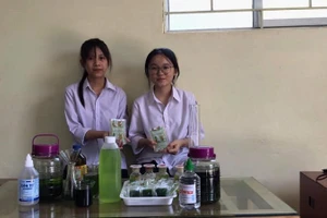 2 HS Võ Thị Phương Thảo và Quách Uyên Uyên – 2 HS đưa ra ý tưởng và theo đuổi nghiên cứu sản phẩm đến nay. Ảnh: NTCC