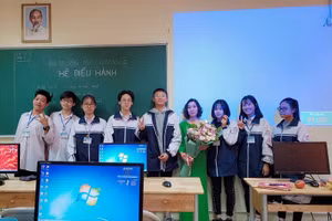 Cô Lý Minh Chi và học sinh Trường THPT Hoài Đức A.