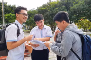 Thí sinh trao đổi bài thi tại điểm thi Trường THPT Thực hành sư phạm (thuộc Trường Đại học Cần Thơ). Ảnh: B.Ngọc