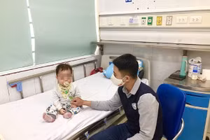 Một bệnh nhi mắc cúm A được điều trị tại Bệnh viện Nhi Trung ương. Ảnh: BVCC