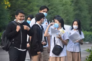 Thí sinh dự thi tốt nghiệp THPT 2020 tại điểm thi Trường THPT Nguyễn Hữu Thọ (Long An). Ảnh: C.Chương