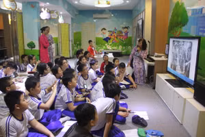 Học sinh tiểu học tại TPHCM tham gia học tập trải nghiệm tại Dinh Độc Lập. Ảnh minh họa