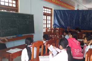 HS khối lớp 7 của Trường Phổ thông Dân tộc Bán trú Tiểu học và THCS Trà Ka học tạm tại hội trường của UBND xã. 