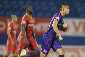 Nguyên Hoàng ăn mừng bàn thắng vào lưới B.Bình Dương, trận đấu thuộc giai đoạn 2 V-League 2020.