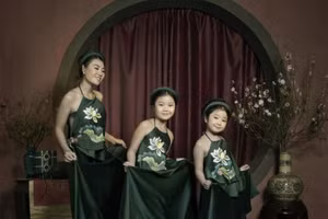 Diễn viên Thanh Hương bên các con.