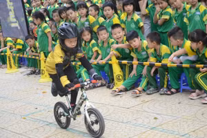 CLB xe thăng bằng của HS lớp 1/1 Trường Tiểu học Núi Thành biểu diễn trong chương trình khai mạc Hội khỏe Phù Đổng cấp trường. Ảnh: NTCC