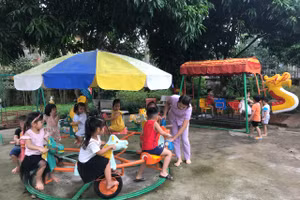 Năm học mới quan tâm đến an toàn đối với trẻ mầm non khi đến trường.