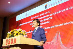 GS.TS Hoàng Anh Tuấn, Hiệu trưởng Trường ĐH Khoa học Xã hội & Nhân văn phát biểu tại Hội thảo.