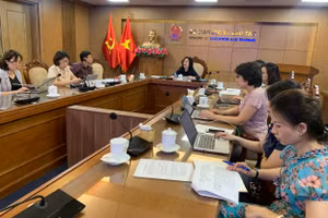 Thứ trưởng Bộ GD&ĐT Ngô Thị Minh nghe báo cáo về dự thảo 1 Chương trình GDMN mới.