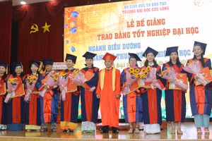 PGS.TS Lương Minh Cừ, Bí thư Đảng ủy, Hiệu trưởng Trường ĐH Cửu Long trao giấy khen và bằng tốt nghiệp cho tân cử nhân.