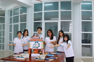 Đoàn viên hào hứng tham dự cuộc thi sắp xếp sách nghệ thuật.