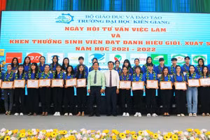 Lãnh đạo Trường ĐH Kiên Giang trao giấy khen cho sinh viên đạt danh hiệu xuất sắc.