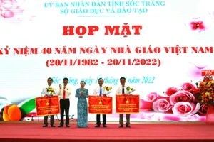 Lãnh đạo Tỉnh ủy, UBND tỉnh Sóc Trăng tặng Cờ thi đua cho các đơn vị xuất sắc.