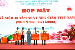 Lãnh đạo Tỉnh ủy, UBND tỉnh Sóc Trăng tặng Cờ thi đua cho các đơn vị xuất sắc.