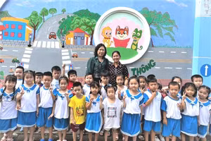 Cô Trần Thị Lan Thảo (trái) cùng đồng nghiệp và học trò.