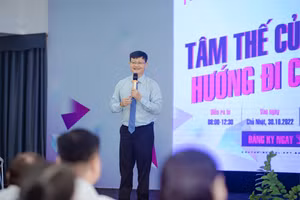 PGS.TS Tống Xuân Tám (Trường ĐH Sư phạm TPHCM) chia sẻ tại hội thảo.