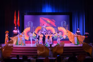 Tiết mục “Thênh thang con đường mới” đạt Giải Nhất hát múa của Khoa Quản trị kinh doanh.