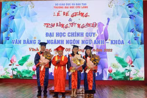 Khen thưởng cho các tân cử nhân tốt nghiệp xuất sắc tiêu biểu.