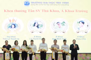 Trần Lê Thanh Vy (thứ 2 từ trái qua) được Trường ĐH Trà Vinh tuyên dương thủ khoa.