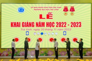 Đại biểu và lãnh đạo nhà trường phát lệnh khai giảng năm học 2022 - 2023.