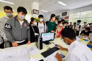 Tân SV làm thủ tục nhập học tại Trường ĐH Trà Vinh.