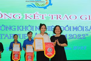 Ban Tổ chức trao giấy chứng nhận và phần thưởng cho nhóm dự án “Cá cơm xanh” đoạt giải Nhất.