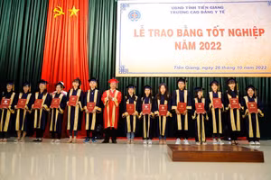 Trao bằng tốt nghiệp cho các tân khoa.