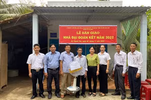 Bàn giao nhà cho hộ nghèo trên địa bàn tỉnh Sóc Trăng.