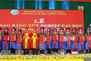 Lãnh đạo Trường ĐH Kiên Giang trao bằng tốt nghiệp cho tân cử nhân xếp loại giỏi.