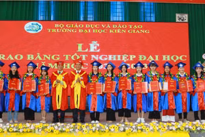 Lãnh đạo Trường ĐH Kiên Giang trao bằng tốt nghiệp cho tân cử nhân xếp loại giỏi.