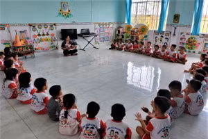 Cô Kim Đồng và học sinh trong giờ tập hát.