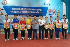 Lãnh đạo Sở GD&ĐT Cà Mau trao cờ lưu niệm cho các đội.