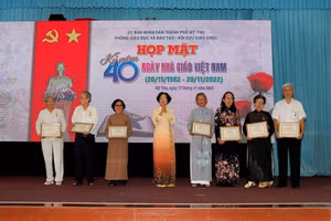 Trao kỷ niệm chương cho cá nhân có đóng góp cho Hội cựu giáo chức.