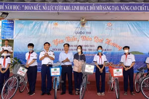 Hải đoàn 42, Bộ Tư lệnh Vùng Cảnh sát biển 4 trao xe đạp, quà cho học sinh hoàn cảnh khó khăn vươn lên học giỏi tại Cà Mau.