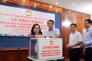 Các đại biểu đóng góp Quỹ Vì người nghèo.