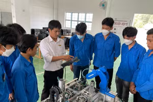 Thầy Tô Hoài Thanh hướng dẫn học sinh trong giờ học.