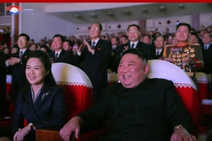 Ông Kim Jong-un và phu nhân đi xem biểu diễn.