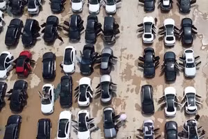 Video hàng loạt ô tô sang nằm bất lực sau lũ dữ ở miền trung Trung Quốc