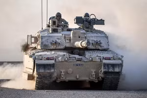 Anh cho biết đang đưa 50 xe tăng tới gần biên giới Nga.