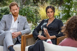 Vợ chồng hoàng tử Anh Harry và Meghan trong cuộc phỏng vấn với người dẫn chương trình Mỹ Oprah Winfrey. 