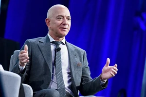 Jeff Bezos là người giàu nhất thế giới trong 4 năm liên tiếp với số tài sản 177 tỷ USD, tăng 64 tỷ USD so với năm trước đó nhờ cổ phiếu của Amazone tăng vọt.