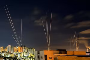 Những vệt sáng xuất hiện khi rocket được bắn từ dải Gaza vào Palestine.