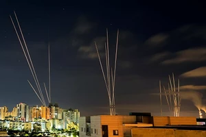 Những vệt sáng xuất hiện khi rocket được bắn từ dải Gaza vào Palestine.