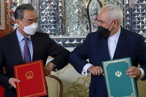 Bộ trưởng Ngoại giao Trung Quốc Vương Nghị và người đồng cấp Iran Mohammad Javad Zarif (phải).