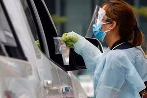 Lấy mẫu xét nghiệm Covid-19 ở Philippines.